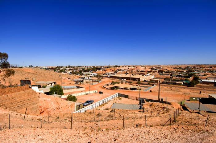 Mùa hè, nhiệt độ của thị trấn Coober Pedy thường vượt quá 40 độ C, độ ấm hiếm khi vượt quá 20 % và bầu trời thường không có mây.