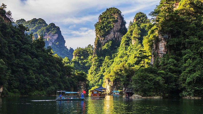 Hồ chứa nhân tạo Baofeng trong khu thắng cảnh Vũ Lăng Nguyên, có độ sâu trung bình khoảng 72 m và nằm giữa các ngọn núi.