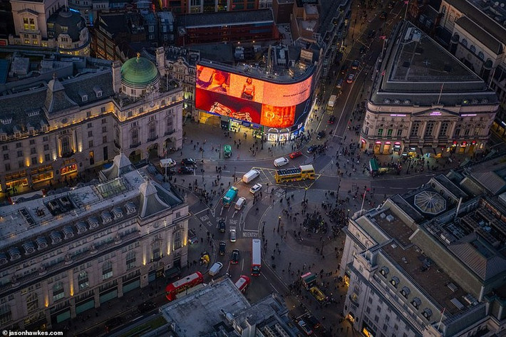 Bộ ảnh thủ đô London nhìn từ trên cao do nhiếp ảnh gia Jason Hawkes ghi lại được đăng tải trên trang Daily Mail. Ảnh chụp giao lộ nổi tiếng Piccadilly Circus khi màn đêm dần buông xuống.