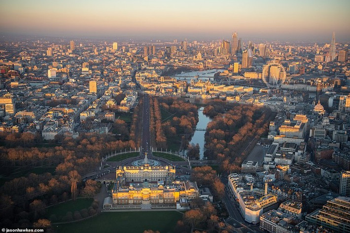 Cung điện Buckingham lúc chiều muộn. Nằm trong Westminster, cung điện này là nơi ở của Nữ hoàng Anh tại London và thường là trung tâm diễn ra các sự kiện quốc gia cũng như nơi tiếp đón khách của Hoàng gia.