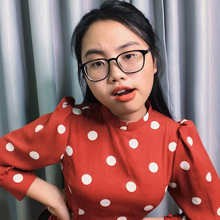 "Em vào đời sớm hơn những bạn đồng trang lứa, điều em nhận được là hào quang, là tình cảm không biên giới của những người dưng xa lạ.Tuổi 17, em nhận ra rằng, có người tốt và cũng có kẻ xấu. Có người thật lòng và cũng có kẻ giả dối. Thế giới không còn 1 màu hồng như lúc em còn 10 tuổi".