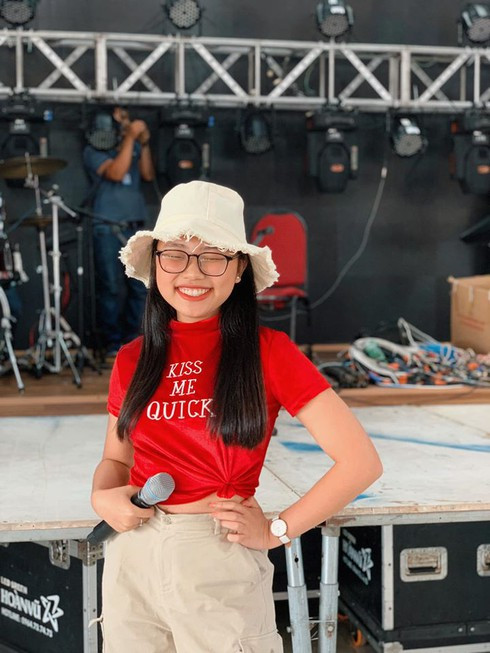 Phương Mỹ Chi thường lựa chọn những trang phục màu sắc bắt mắt, áo crop top khoe eo, áo trễ vai trẻ trung.