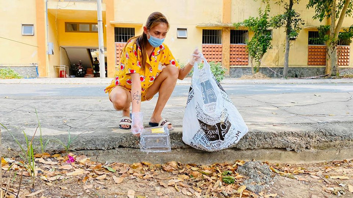 Cô cũng tỏ ra là người có trách nhiệm khi đi nhặt rác ở nơi cách ly. Người đẹp từng chia sẻ quan điểm, muốn sạch sẽ phải tự đi dọn dẹp.