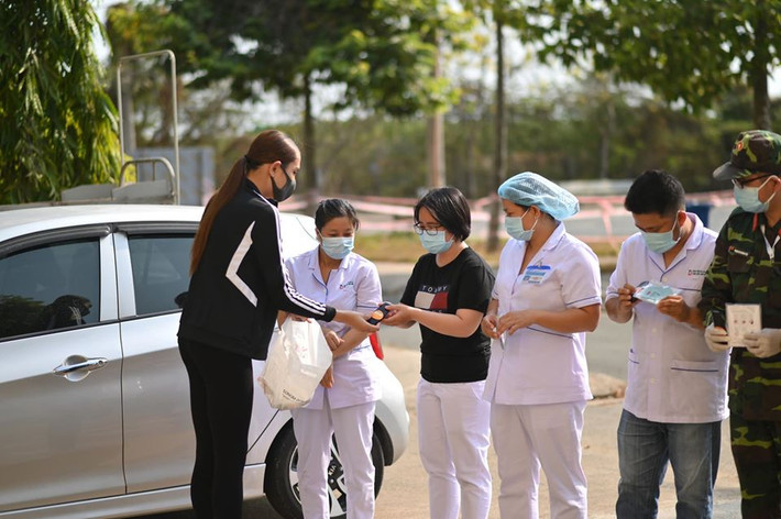 "Yến gửi tặng các anh chị em 1000 khẩu trang và 10 lít nước rửa tay để hỗ trợ công tác cách ly, hy vọng mọi người luôn giữ sức khỏe. Hãy mang theo nước rửa tay bên mình và luôn nhớ Yến thật nhiều nhé", Võ Hoàng Yến viết trên trang cá nhân.
