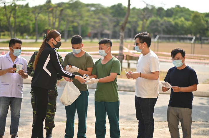 Võ Hoàng Yến đã chính thức kết thúc 14 ngày cách ly tập trung. Khi rời "nhà chung" - Trung tâm Giáo dục Quốc phòng - An ninh (Bình Dương), Võ Hoàng Yến đã có hành động ý nghĩa khi cùng với đơn vị tài trợ tặng quà cho cán bộ y tế, dân quân và bộ đội đang làm nhiệm vụ tại đây.