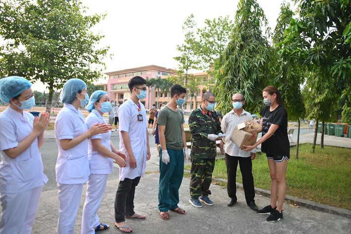 Trước đó, siêu mẫu Võ Hoàng Yến cùng nhiều người đã quyên góp 61 triệu đồng gửi cho khu cách ly.