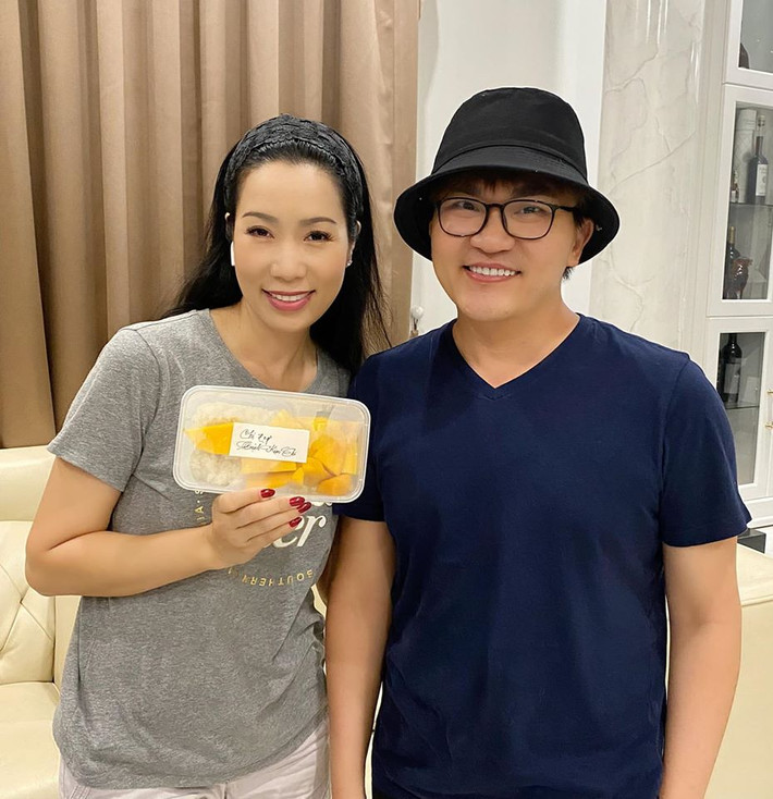 Á hậu Trịnh Kim Chi khen nức nở món xôi xoài của Đại Nghĩa. Nữ nghệ sĩ cũng bày tỏ: "Thiệt đúng là chỉ có mùa này chị em chúng mình mới gặp được nhau".