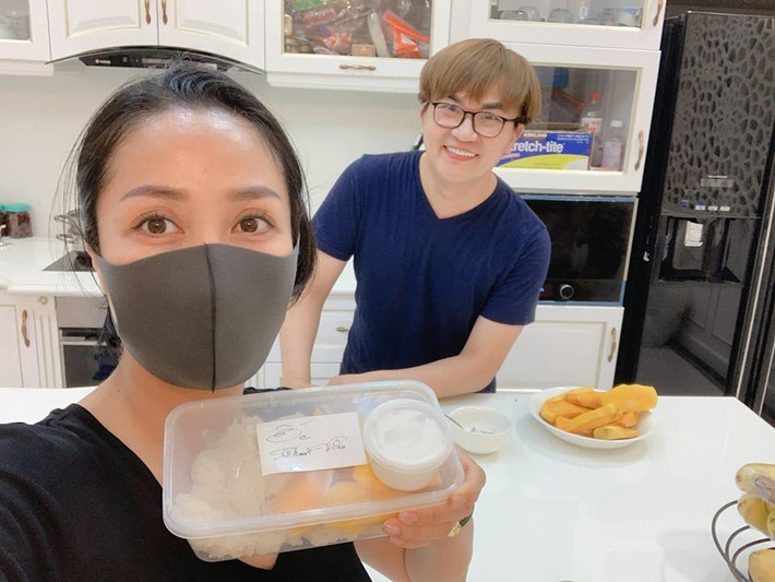 Ốc Thanh Vân chia sẻ hình ảnh hội ngộ MC Đại Nghĩa và nghệ sĩ Trịnh Kim Chi. Nữ MC bày tỏ, biết cô buồn sau khi mất đi người bạn thân - diễn viên Mai Phương nên anh chị đồng nghiệp đến an ủi.