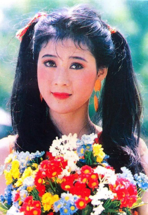 Nhắc đến Diễm Hương, khán giả nhớ ngay đến mỹ nhân sáng giá nhất của dòng phim "mỳ ăn liền" cuối thập niên 80, đầu thập niên 90. Cô là một trong những tên tuổi sáng giá của điện ảnh thời đắt khách, sánh vai cùng Lý Hùng, Lê Công Tuấn Anh, Thái San, Lê Tuấn Anh...