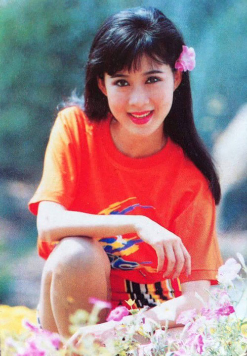 Diễm Hương sinh năm 1970, tốt nghiệp trường Đại học Sân khấu Điện ảnh TP. HCM. Cô sở hữu nhan sắc dịu dàng, đằm thắm thuần chất người con gái Việt Nam.