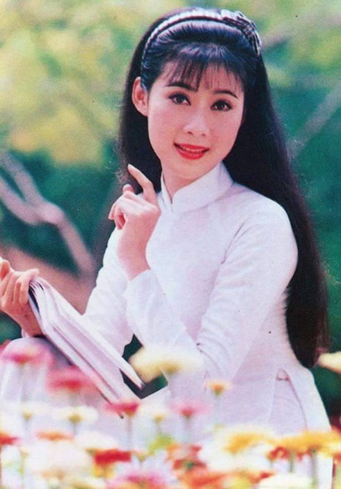 Diễm Hương từng được mệnh danh là "Ngọc nữ tinh khôi" hay "Đệ nhất mỹ nhân" của màn ảnh Việt thời bấy giờ. Hình ảnh của cô "phủ sóng" khắp cả nước thông qua các tấm lịch treo tường, bìa sổ lưu bút, pano, băng rôn...