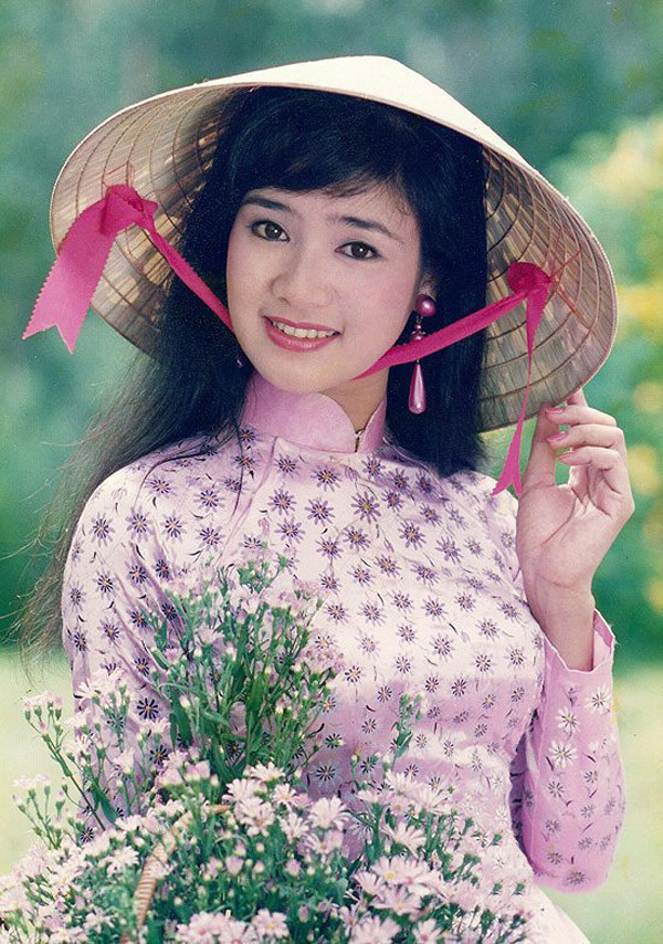 Thu Hà "Lá ngọc cành vàng" sở hữu nước da trắng, đôi mắt biết nói và nụ cười duyên dáng cùng tài năng diễn xuất được đào tạo bài bản. Chính vì thế cô cũng nhanh chóng đắt show, hình ảnh xuất hiện liên tục trên các tạp chí, ảnh bìa....