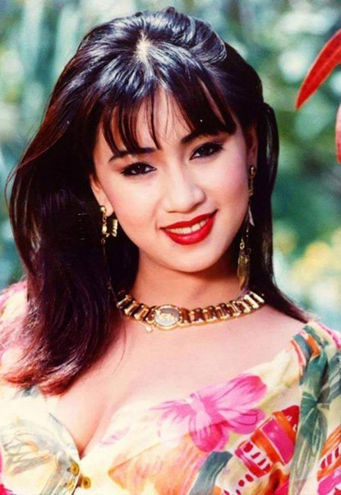 Diễn viên Y Phụng tên thật là Nguyễn Mỹ Thể, sinh năm 1979. Cô nổi tiếng khi đóng cặp với Lý Hùng trong các bộ phim "Riêng chỉ có anh", "Đời vũ nữ", "Bên dòng sông Trẹm"... Y Phụng có vẻ đẹp khác biệt so với các "nữ hoàng ảnh lịch" cùng thời. Cô hướng đến phong cách sexy của màn ảnh Việt những năm đầu thập niên 90 thế kỷ trước.