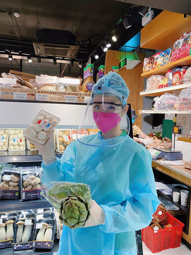 "Có lẽ 14 ngày này Trinh phải tự lo mọi thứ, nấu ăn tại nhà cùng gia đình để đảm bảo sức khỏe và chờ hết dịch cùng cả nước đón lễ 30/4. Mọi người nhớ ăn chay nhiều hơn cầu nguyện cho thế giới qua nạn dịch này nhé", sao Việt này viết trên trang cá nhân.