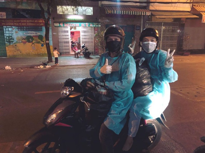 Do dịch bệnh, kế hoạch quay phim bị dời lại, Lê Bê La cùng bạn bè tích cực làm công tác thiện nguyện. Cô kêu gọi mọi người đóng góp, giúp đỡ những người vô gia cư, có hoàn cảnh khó khăn. Tối 30/3, cô mặc đồ bảo hộ, đeo găng tay, khẩu trang đi phát 200 phần quà, 20 bao lì xì cho người vô gia cư.