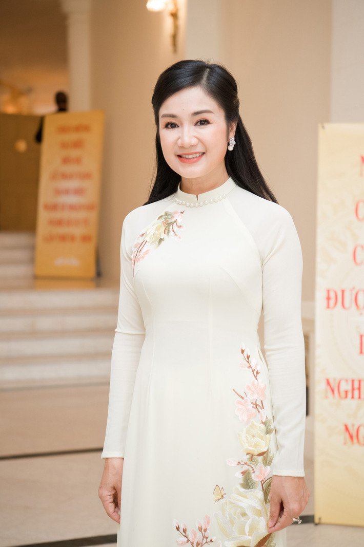 Ở tuổi 51, NSND Thu Hà vẫn duy trì nhan sắc đằm thắm, tươi tắn đầy quyến rũ.