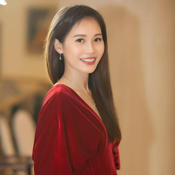 Cô sở hữu gương mặt thanh tú, nụ cười rạng rỡ cùng vóc dáng thon gọn.