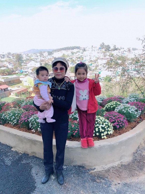 Bà đã làm tròn bổn phận của một người vợ người mẹ, vất vả lo toan cho cuộc sống gia đình.