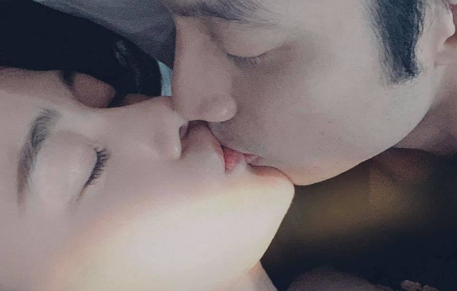 “Tôi và anh ấy có nhiều điểm khác nhau trong tính cách. Anh điềm đạm, chín chắn còn tôi nói nhiều và khá tưng tửng. Có lẽ vì thế chúng tôi cuốn hút nhau ngay lần đầu gặp mặt”, Phương Oanh chia sẻ. Đây cũng là lần đầu tiên "Quỳnh búp bê" công khai bạn trai trên trang cá nhân.