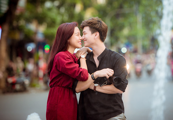 Trong thời gian yêu, Huỳnh Anh và Hoàng Oanh có những khoảnh khắc tình tứ, gắn bó như hình với bóng.