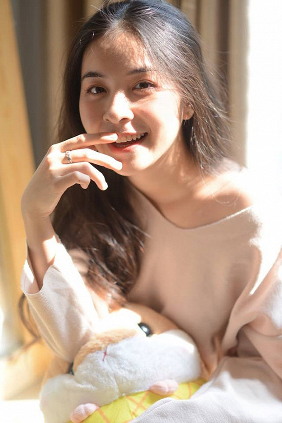 Vẻ đẹp rạng rỡ và trong sáng của nữ diễn viên nhận nhiều lời khen ngợi.