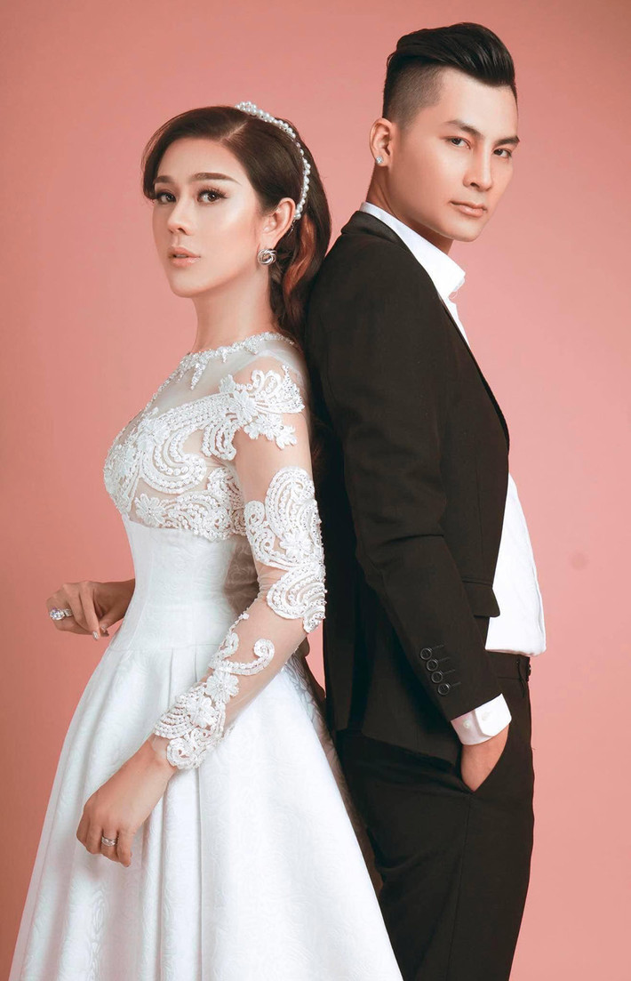 Lâm Khánh Chi chia sẻ lại ảnh cưới của mình và ông xã kèm theo dòng trạng thái: “Hạnh phúc nhất là bình yên. Mình yêu nhau được 4 năm rồi hả anh...?”.