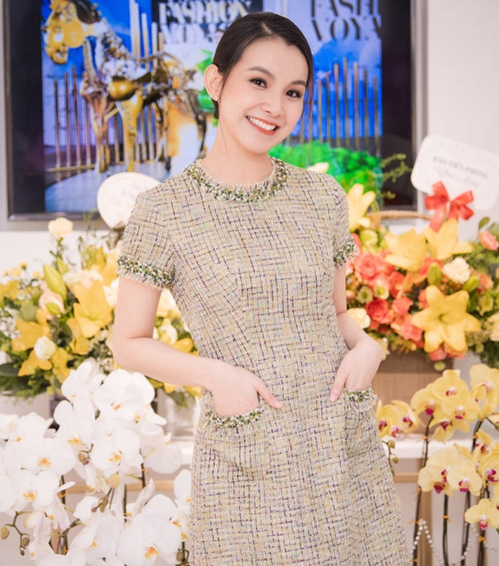 Đến thời điểm hiện tại, dù đã là bà mẹ 2 con song Hoa hậu Hoàn vũ Việt Nam 2008 vẫn giữ được nhan sắc trẻ trung, rạng rỡ.