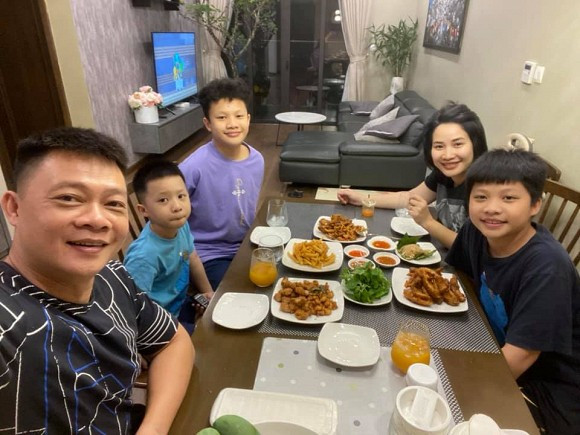Được biết, hôm nay là kỷ niệm 13 năm ngày cưới của MC "Chúng tôi là chiến sĩ" và bạn đời.