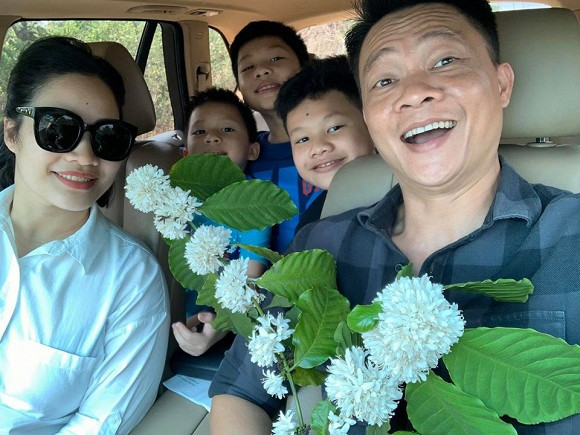 Trong ngày này, BTV Quang Minh viết: "Hôm nay, là ngày đặc biệt. Tôi đã chuẩn bị bao nhiêu kế hoạch cho ngày này từ rất lâu rồi: đi du lịch lái xe xuyên Việt, tụ tập ăn uống cùng bạn bè và gia đình... để rồi hoãn. Ngồi xem lại ảnh cũ của gia đình vậy. Kỉ niệm 13 năm ngày cưới của tôi. 30/03/2007 - 30/03/2020".