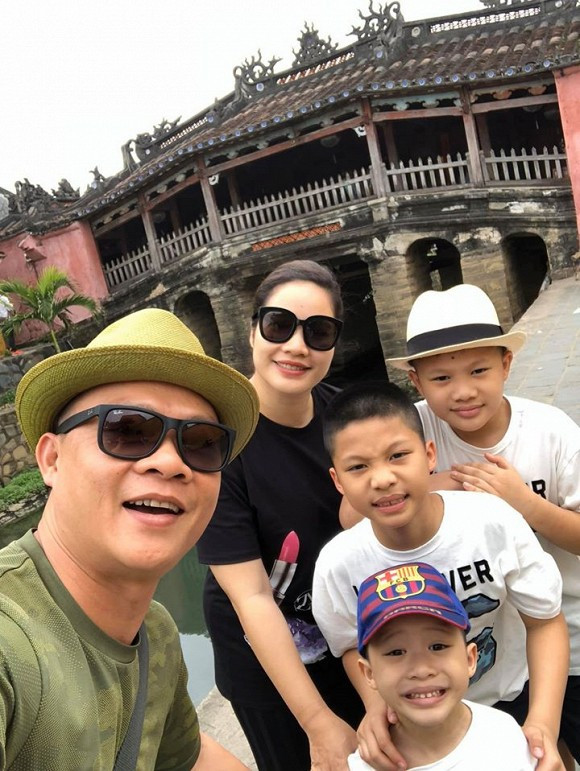Nhân dịp này, BTV Quang Minh cũng tranh thủ cho bà xã lên sóng.
