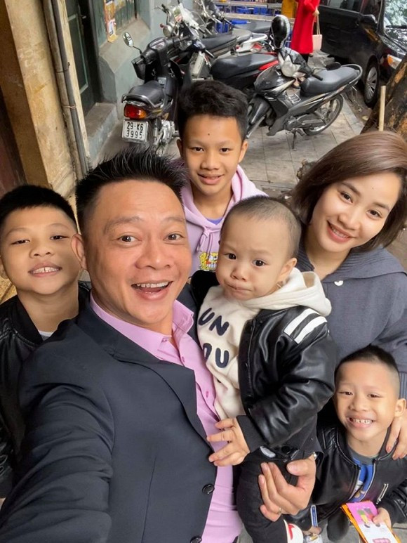 Thấu hiểu sự hy sinh của một nửa nên BTV Quang Minh rất chân trọng và tự hào về vợ.