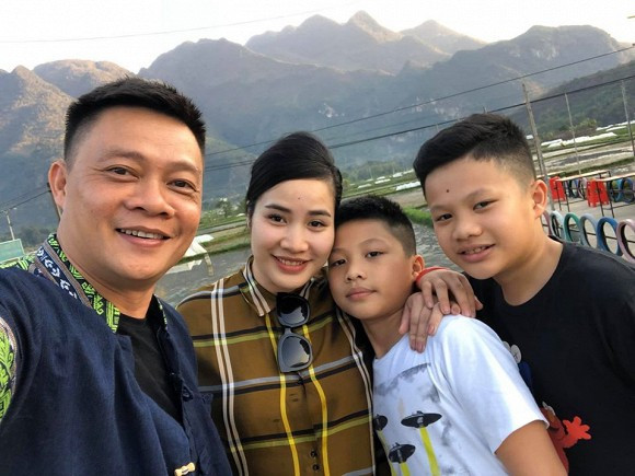 Vì chồng thường xuyên đi công tác xa nên chị là người trực tiếp chăm sóc, dạy con và quán xuyến công việc gia đình.