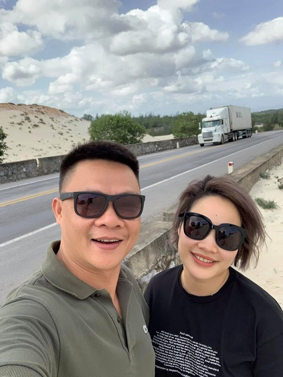 Mới đây, BTV Quang Minh khoe loạt ảnh chụp cùng bà xã Bích Ngọc và bốn con.