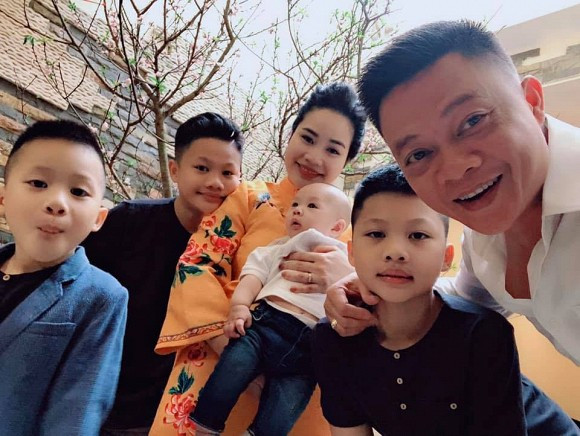 Tổ ấm của BTV Quang Minh bên vợ và bốn con trai.