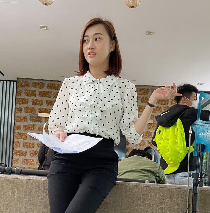 “Quỳnh búp bê” Phương Oanh hài hước chia sẻ: “Chả có gì ngoài nọng”. Tuy vậy nhưng người hâm mộ và đồng nghiệp vẫn không ngớt lời khen ngợi nhan sắc trẻ trung, tươi tắn của cô.