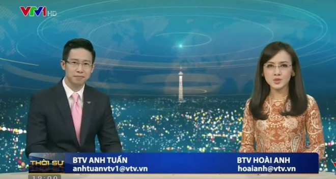 Khi nhìn hình ảnh này, đa số khán giả nghĩ BTV Thời sự Hoài Anh diện áo dài lên sóng. Tuy nhiên, thực tế lại khác xa. Chiếc áo cổ tròn, họa tiết hoa văn của cô là dáng áo ngắn.