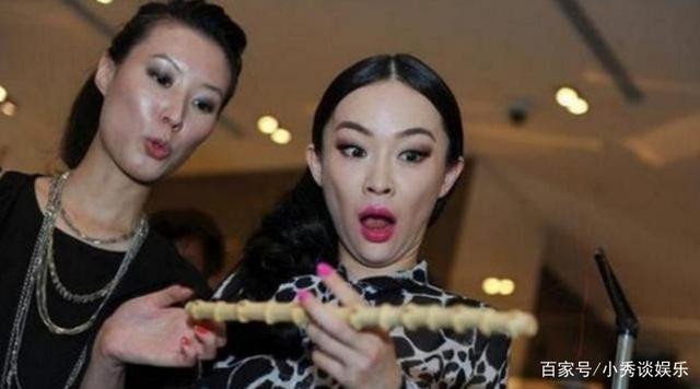 Hoắc Tư Yến hẳn không muốn nhìn lại khoảnh khắc xấu "khó đỡ" này của mình. Sự kinh ngạc của nữ diễn viên đã bị "dìm" không thương tiếc. Nhiều sự cố của sao Hoa ngữ cũng khiến fan cười ngất.