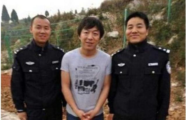 "Ông hoàng phòng vé xứ Trung" Hoàng Bột lại bị nhầm thành... tội phạm khi lỡ chụp ảnh cùng người hâm mộ là cảnh sát.