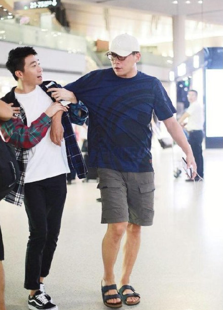 Lưu Diệp từng có một pha hết hồn khi vội vã xô nam diễn viên Du Hạo Minh ở sân bay vì tưởng fan cuồng.