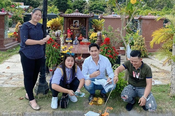 Sao Việt 1/4: 1/4 là ngày giỗ đầu tính theo lịch dương của cố nghệ sĩ Anh Vũ. Tuy nhiên do lệnh toàn dân thực hiện cách ly xã hội 15 ngày nên ngay từ chiều 31/3, NSND Hồng Vân đã tranh thủ tới mộ cố nghệ sĩ Anh Vũ để thắp nhang tưởng nhớ. Nghệ sĩ Hồng Vân viết: “1/4/2019 nghe tin Anh Vũ mất tại Mỹ, một ngày không thể quên. 1/4/2020, lúc 0h toàn đất nước 15 ngày chống dịch, không thể quên được ngày này. Rất may chiều nay đã lên được mộ của em, mang cho em một số món ăn yêu thích, nhẹ lòng. Cứ lầm rầm dặn dò em phải tìm gặp bằng được Mai Phương, bảo vệ và chở che cho Phương. Còn lại việc của bọn chị là bằng mọi giá phải bảo vệ và chở che cho Lavie. Hai anh em cứ yên tâm dắt tay nhau lên thiên đàng nhé”.
