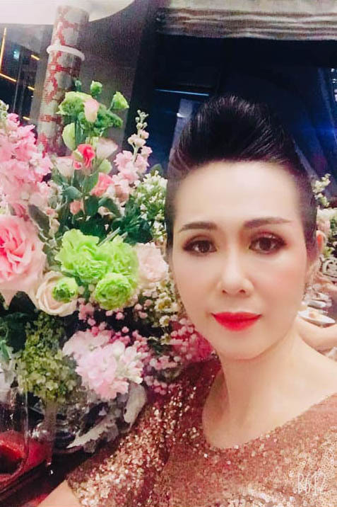 Cô sống khá kín tiếng thi thoảng xuất hiện trong các buổi tiệc hội ngộ các người đẹp 6X, 7X nổi tiếng một thời.