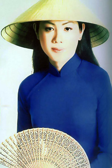 Vi Thị Đông sinh năm 1975, cô từng khiến bao trái tim thổn thức khi tham gia cuộc thi Hoa hậu báo Tiền Phong (Hoa hậu Việt Nam) năm 1992.