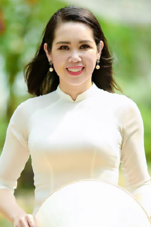 Đăng quang ngôi vị Á hậu khi vừa tốt nghiệp phổ thông, không như Hoa hậu Hà Kiều Anh khẳng định mình ở lĩnh vực nghệ thuật, Vi Thị Đông chọn cho mình hướng đi như đã xác định ban đầu, không bị choáng ngợp trước hào quang danh vọng và cô đã quyết định trở thành một tiếp viên hàng không.