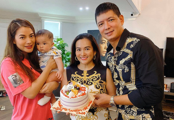 Kết hôn năm 2008, vợ chồng Bình Minh – Anh Thơ đã có 12 năm chung sống. Bình Minh và Anh Thơ vốn không định tổ chức tiệc nhưng Trương Ngọc Ánh đã đứng ra chuẩn bị bữa cơm đơn giản và ấm cúng để chúc mừng cặp đôi. Trương Ngọc Ánh là bạn thân và cũng là người đã se duyên cho hai vợ chồng.