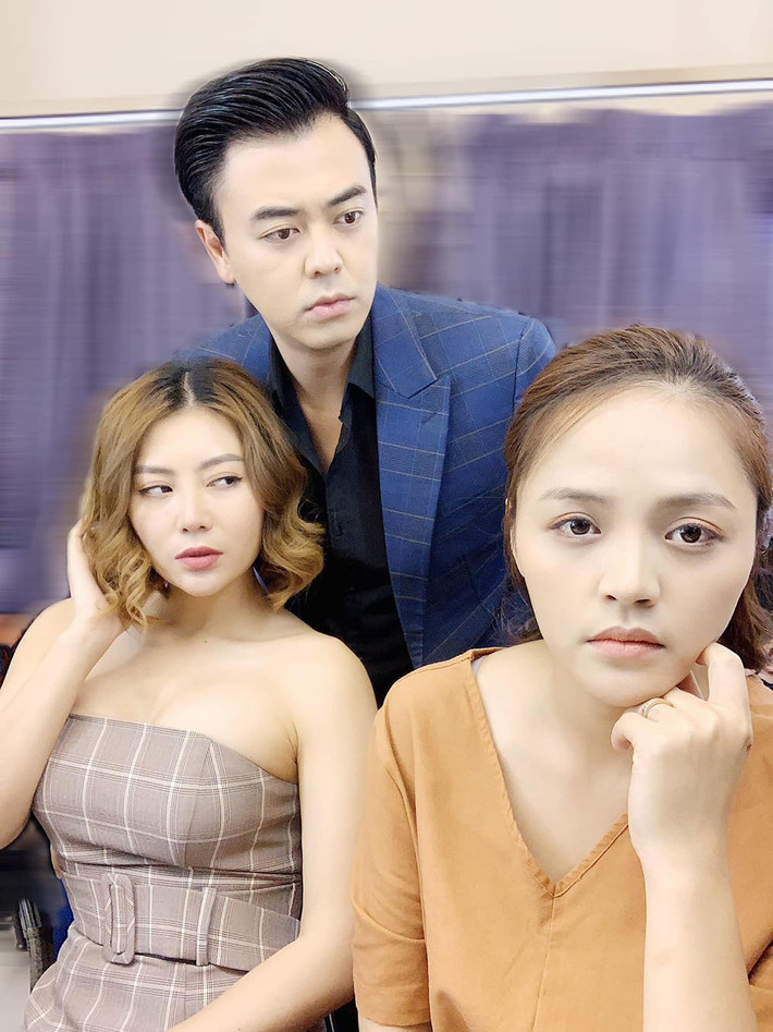 MC Tuấn Tú chia sẻ ảnh chụp bên Thu Quỳnh và Thanh Hương kèm dòng trạng thái dí dỏm: “Đứng giữa hai người đàn bà, có lẽ nào tôi sẽ mắc kẹt?”.
