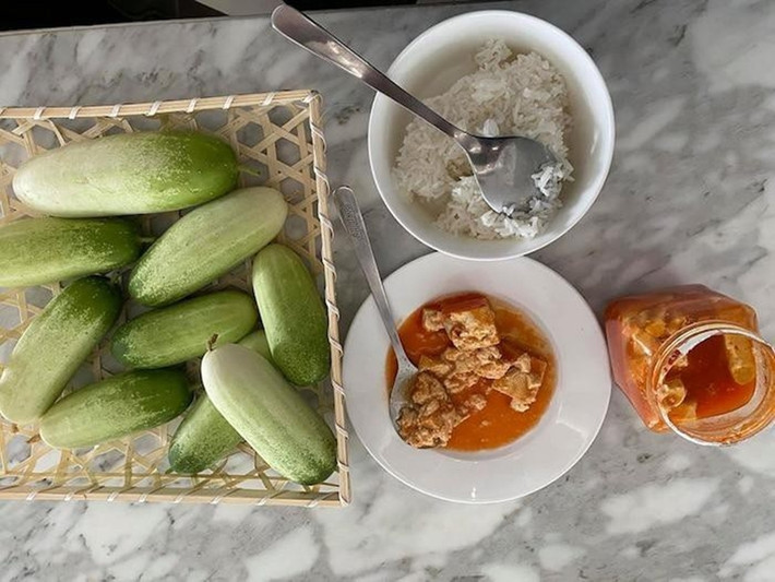 Bữa ăn sáng của Quyền Linh gồm cơm nguội, dưa leo nhà trồng và chao. Anh vừa ăn vừa tấm tắc khen ngon.