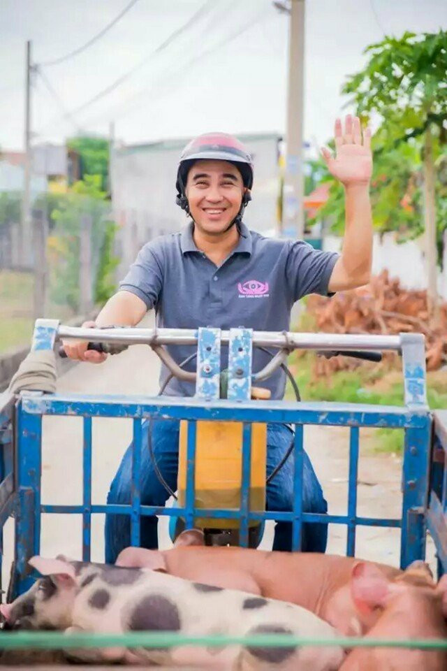 Quyền Linh có một gia đình hạnh phúc, ở ngôi biệt thự chục tỷ, đi xe hiệu đắt đỏ nhưng anh vẫn luôn giữ cho mình một lối sống giản dị, tiết kiệm, lúc nào cũng gần gũi, bình dị.