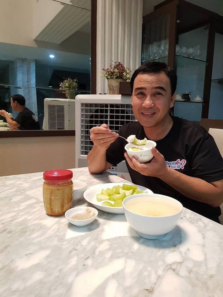Nhìn hình ảnh một "MC giàu nhất Việt Nam" ăn sáng chỉ với cơm nguội và dưa leo, nhiều khán giả phải gật gù công nhận, Quyền Linh là người nổi tiếng có lối sống giản dị bậc nhất showbiz Việt.