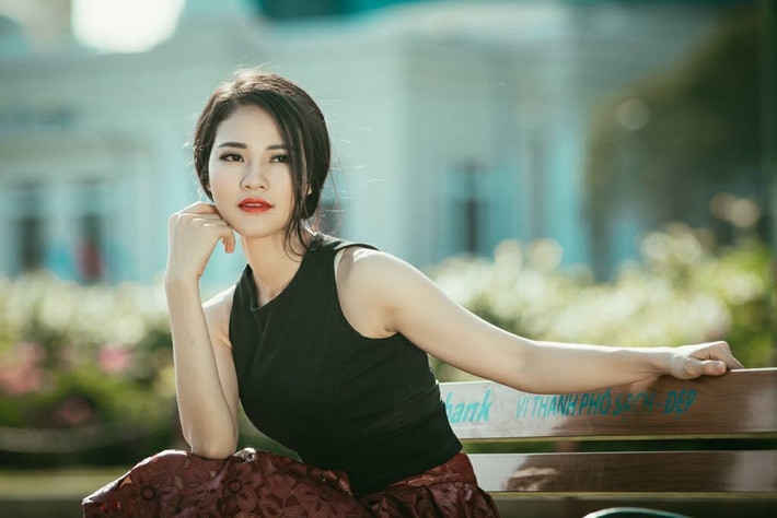 Ở cô, người hâm mộ luôn bắt gặp hình ảnh một nàng hậu nhẹ nhàng, kín đáo, có pha chút phong cách cổ điển.