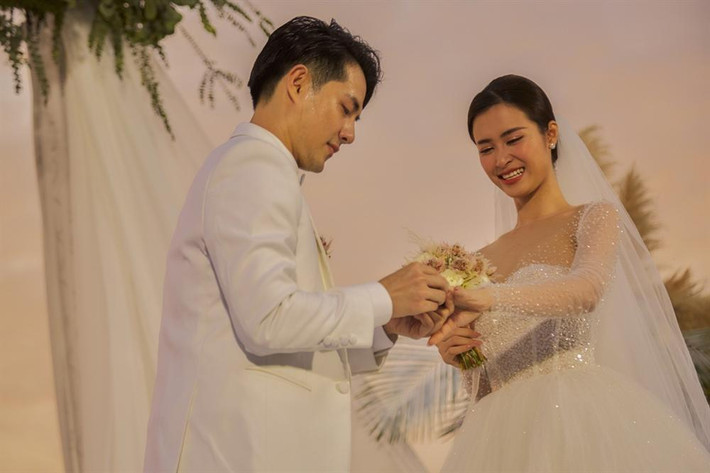 Sau màn cầu hôn lãng mạn ở New York (Mỹ) vào tháng 7/2019, Đông Nhi - Ông Cao Thắng đã viết nên cái kết trọn vẹn cho chuyện tình 10 năm bằng đám cưới diễn ra vào ngày 9/11. Ngày trọng đại của cả hai thời điểm đó thu hút sự quan tâm rất lớn từ giới truyền thông và người hâm mộ. Đây được xem là một trong những lễ cưới hoành tráng nhất showbiz về chi phí tổ chức cũng như dàn khách mời đình đám.